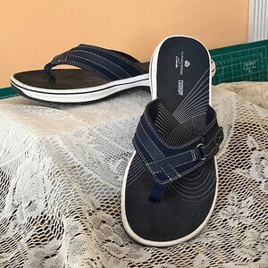 Clarks womens Cloudsteppers Thong sandals